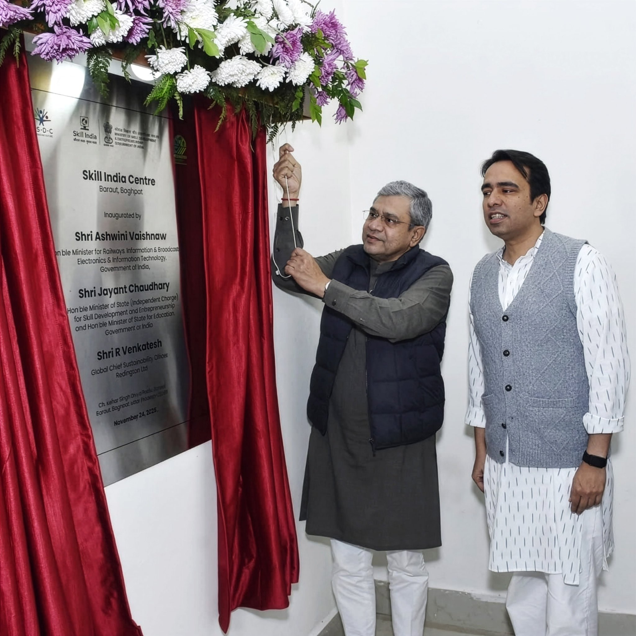 केन्द्रीय मंत्री अश्विनी वैष्णव ने बड़ौत में स्किल इंडिया सेंटर का किया लोकार्पण