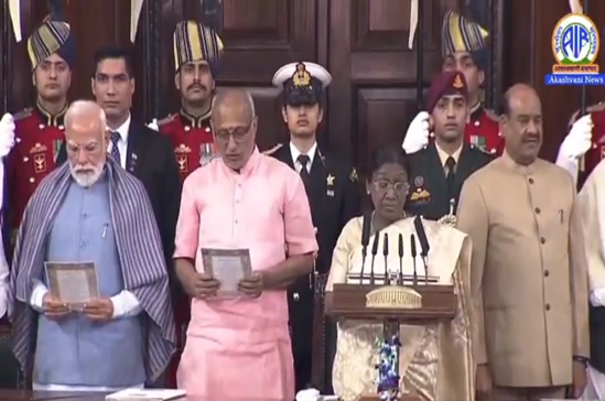 ملک آج اپنا یوم آئین منارہا ہے۔ صدر جمہوریہ دروپدی مرمو نے نئی دلّی کے سموِدھان سدن کے مرکزی ہال میں آئین کی تمہید پڑھے جانے کی قیادت کی۔