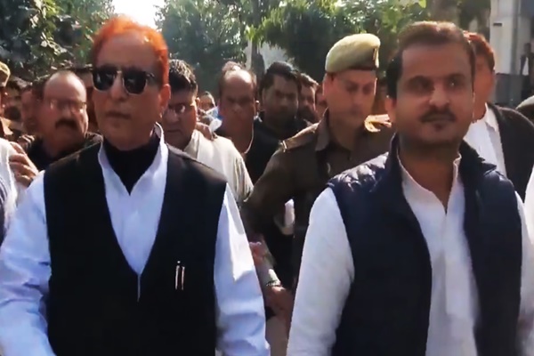 সমাজবাদী পার্টির নেতা আজম খান এবং তাঁর ছেলে আবদুল্লা খানকে দুটি প্যান কার্ড জালিয়াতির মামলায় দোষী সাব্যস্ত করা হয়ে