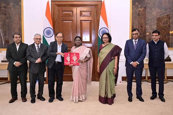ষোড়শ অর্থ কমিশনের সদস্যরা গতকাল রাষ্ট্রপতি দ্রৌপদী মুর্মুর সঙ্গে সাক্ষাত্ করেন