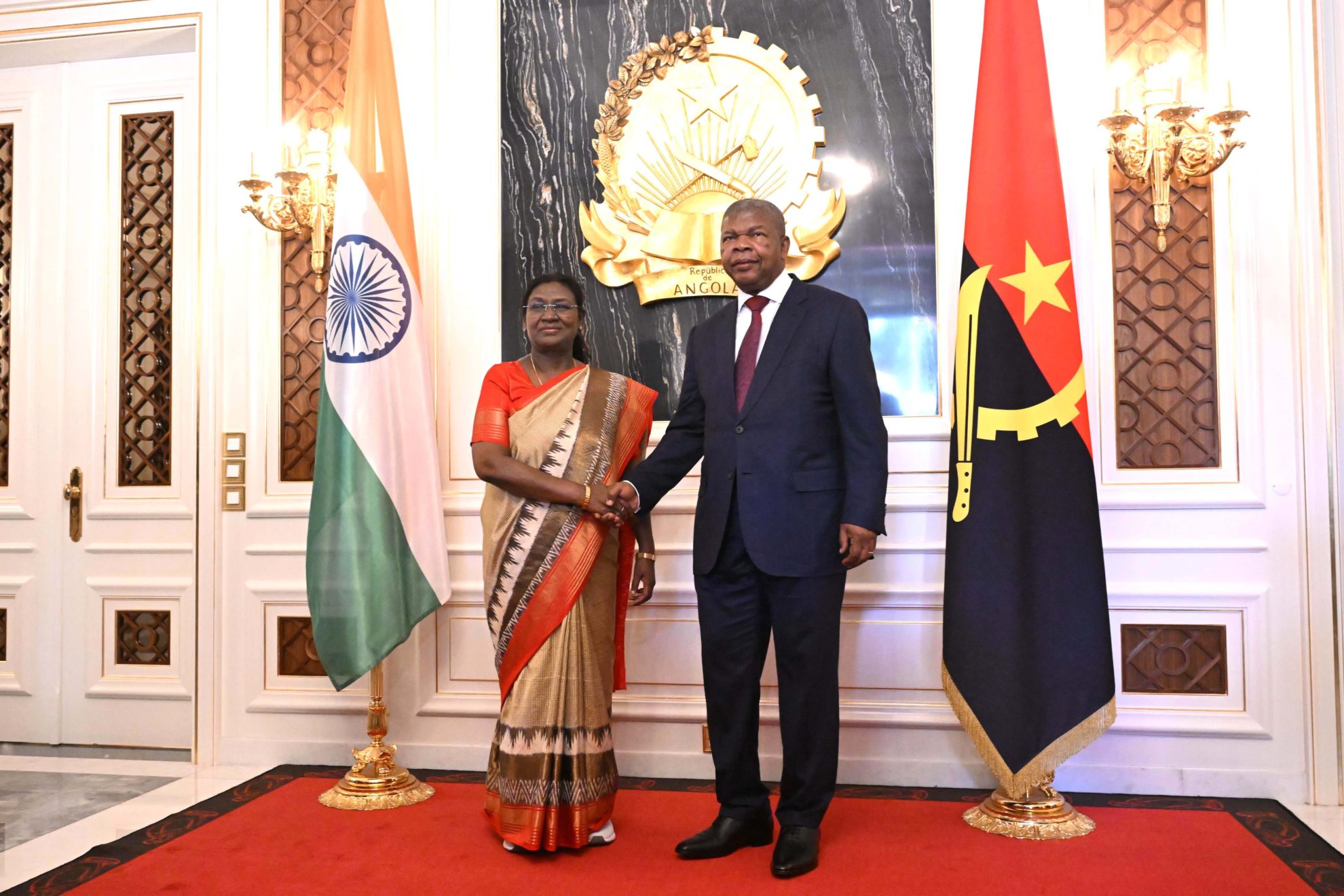 রাষ্ট্রপতি দ্রৌপদী মুর্মু লুয়ান্ডায় আজ  অ্যাঙ্গোলার রাষ্ট্রপতি জোয়াও লরেঙ্কোর সাথে  দ্বিপাক্ষিক বৈঠক করেন।