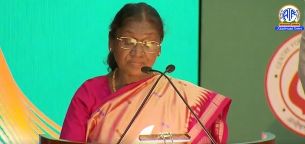 সশস্ত্র বাহিনীসমূহে দেশৰ সাৰ্বভৌমত্ব ৰক্ষাৰ ক্ষেত্ৰত পেচাদাৰী মনোভাৱ আৰু দেশভক্তিৰ পৰিচয় দি আহিছেঃ ৰাষ্ট্ৰপতি