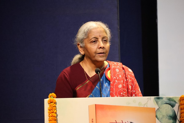 भारताला मोठ्या आणि जागतिक दर्जाच्या बँकांची गरज असल्याचं केंद्रीय अर्थमंत्री यांचं प्रतिपादन