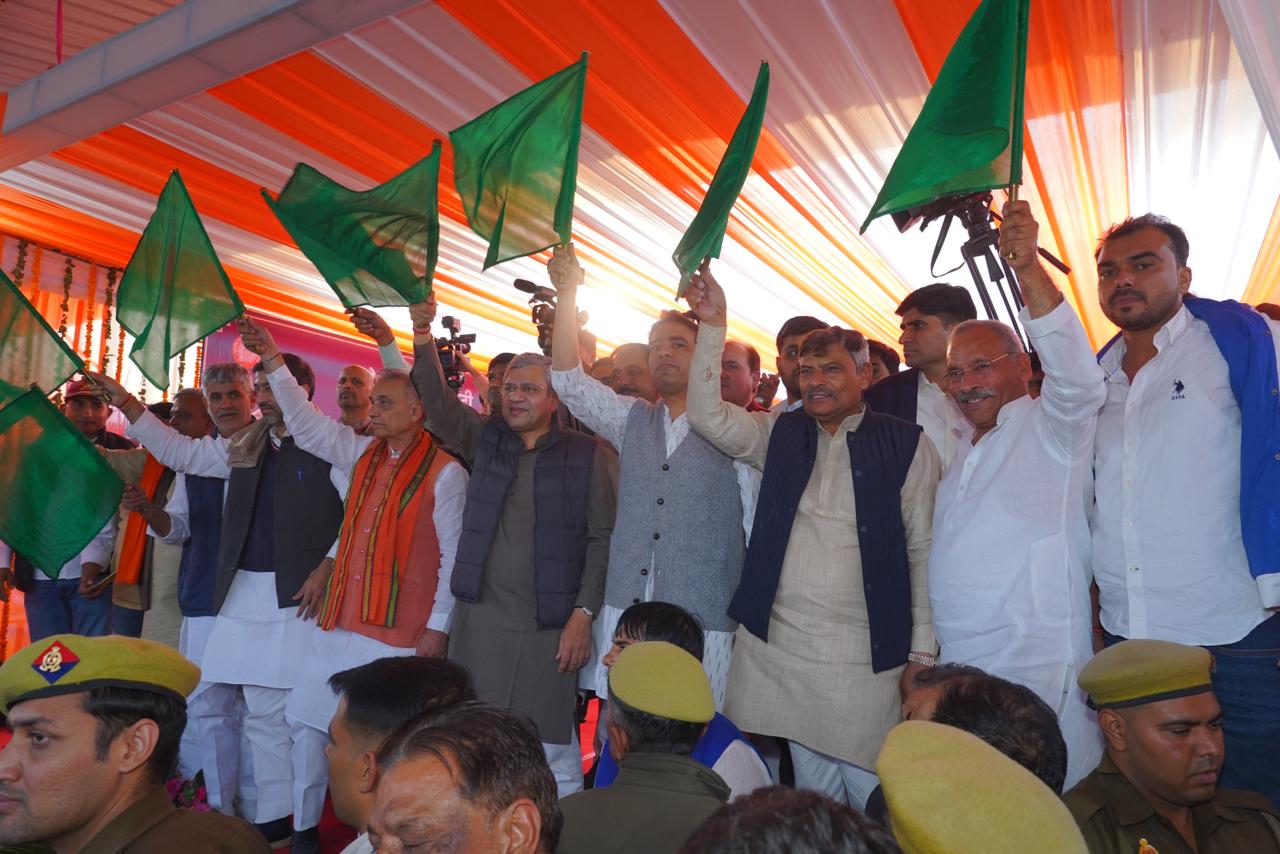केन्द्रीय रेलमंत्री अश्विनी वैष्णव ने बागपत में बड़ौत से दिल्ली और शामली के लिए दो मेमू रेल सेवाओं को किया रवाना