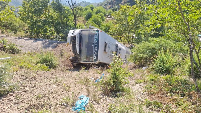 उत्तराखंड के टिहरी में बस के खाई में गिरने से 5 लोगों की मौत