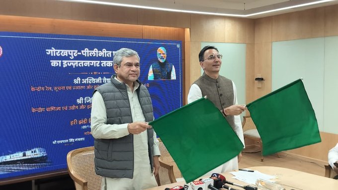 केन्द्रीय मंत्री अश्विनी वैष्णव ने गोरखपुर-इज्ज़त नगर एक्सप्रेस को झण्डी दिखाकर किया रवाना