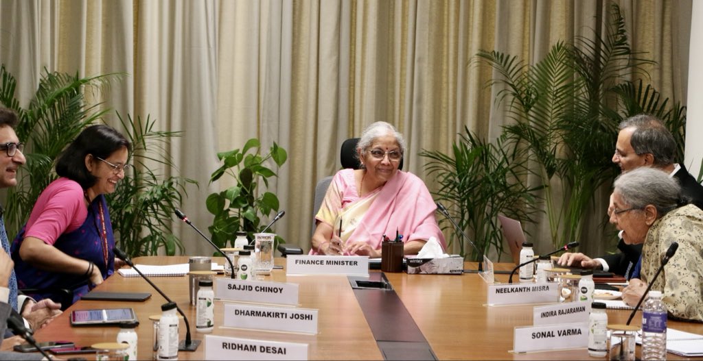 केंद्रीय वित्त मंत्री निर्मला सीतारमण ने केंद्रीय बजट 2026-27 के लिए पहली बजट-पूर्व बैठक की अध्यक्षता की