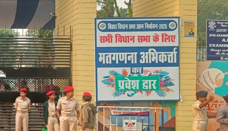 महागठबंधन के उम्मीदवार राजद नेता तेजस्वी प्रसाद राघोपुर में भाजपा के सतीश कुमार से पीछे