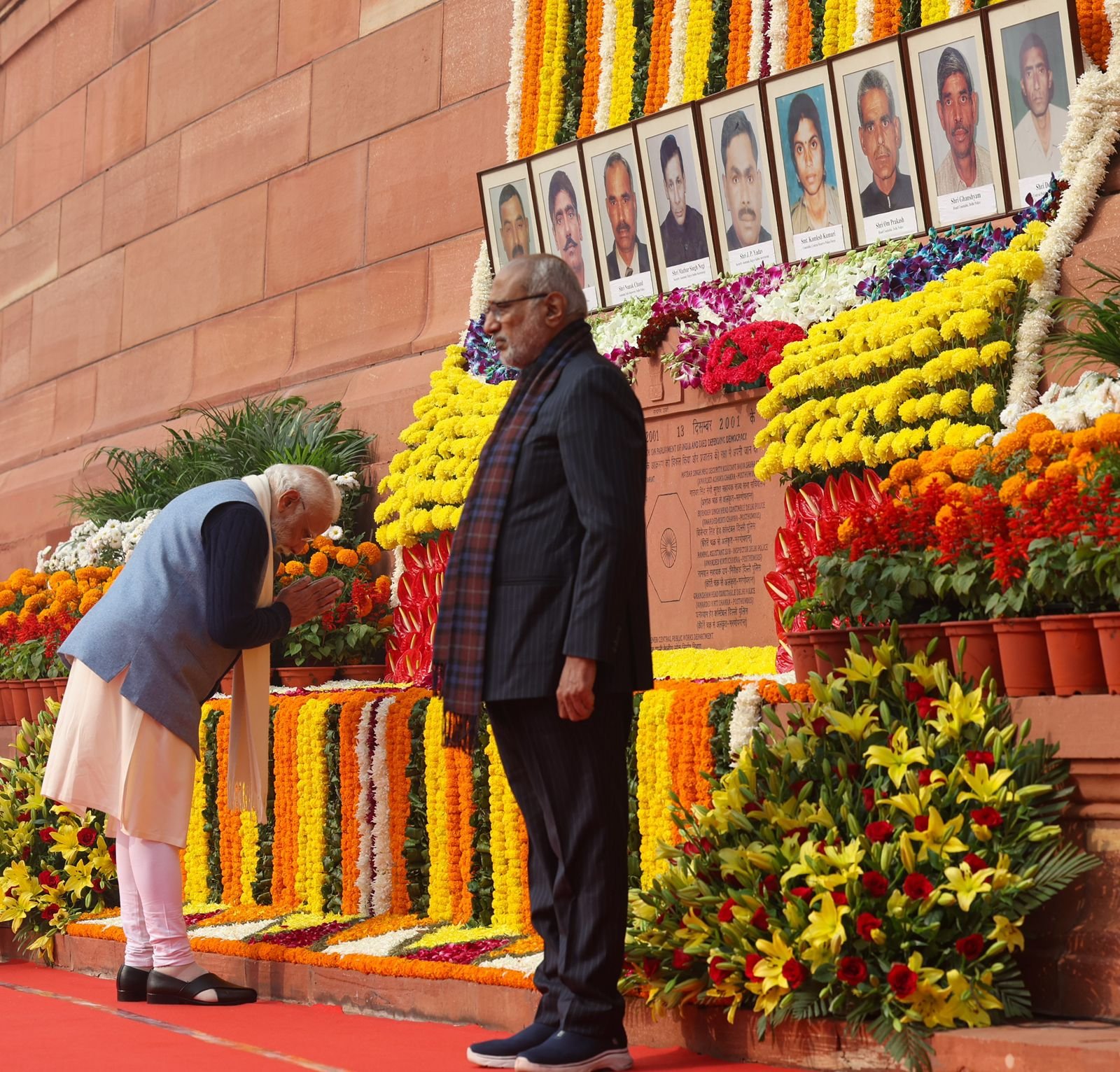 राष्‍ट्र आज 13 दिसंबर 2001 को संसद पर हुए आतंकवादी हमले में शहीदों को श्रद्धांजलि अर्पित कर रहा है