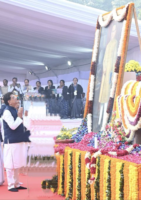 কেন্দ্রীয় শিল্প ও বাণিজ্য মন্ত্রী পিয়ূষ গোয়েল আজ মহাপরিনির্বাণ দিবসে ভারতরত্ন ডঃ ভীমরাও আম্বেদকারের প্রতি শ্রদ্ধা জানিয়ে, সাম্য, সামাজিক ঐক্য এবং সকলের জন্য সমান সুযোগের যে সংস্থান সংবিধানে রয়েছে তা পুনরায় সকলকে স্মরণ করিয়ে দিয়েছে।