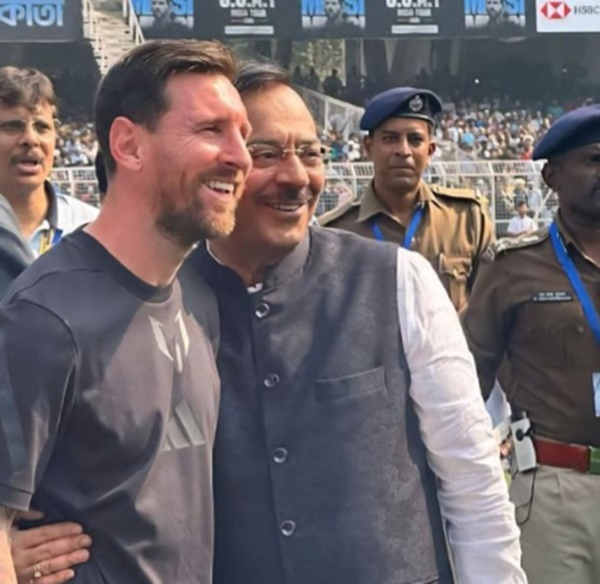 যুবভারতী ক্রীড়াঙ্গণে, লিওনেল মেসির অনুষ্ঠানে বিশৃঙ্খলার ঘটনায় রাজ্যের ক্রীড়া মন্ত্রী অরূপ বিশ্বাসের পাঠানো পদত্যাগপত্র মুখ্যমন্ত্রী মমতা ব্যানার্জী গ্রহণ করেছেন।