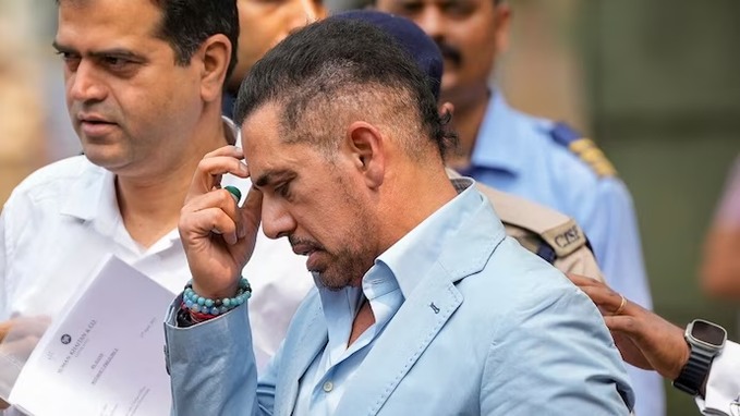 ব্রিটেন ভিত্তিক প্রতিরক্ষা সরঞ্জামের লেনদেনে জড়িত সঞ্জয় ভান্ডারি্র সঙ্গে যুক্ত অর্থ তছরূপ মামলায় প্রাক্তন কংগ্রেস সভাপতি সোনিয়া গান্ধীর জামাতা ব্যবসায়ী রবার্ট ভাঢরার বিরুদ্ধে ইডির পেশ করা তথ্য প্রমাণের ওপর দিল্লী আদালতে আজ শুনানি হতে পারে।
