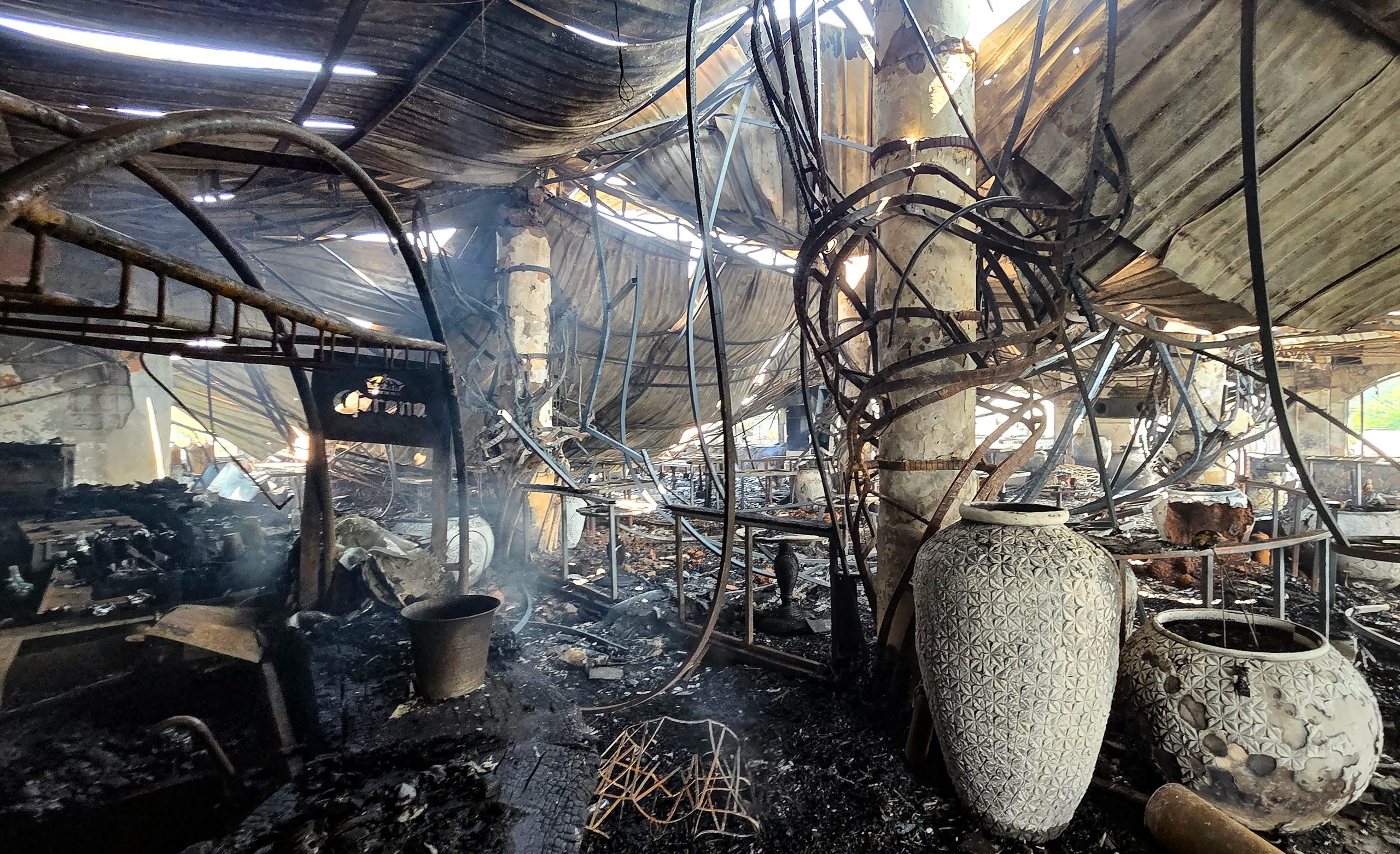 গোয়ার আরপোরা নাইটক্লাবে ভয়াবহ অগ্নিকাণ্ডে ২৫ জনের মৃত্যু এবং ছয়জন আহত হওয়ার পর পুলিশ, ঐ নাইট ক্লাবের জেনারেল ম্যানেজার এবং ৩ কর্মীসহ চারজনকে গ্রেপ্তার করেছে।