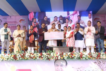 কামৰূপ জিলাৰ বকোত হিতাধিকাৰীসকলৰ মাজত মুখ্যমন্ত্ৰী মহিলা উদ্যমিতা আঁচনিৰ চেক বিতৰণ