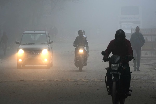 ভারতীয় আবহাওয়া বিভাগ (IMD) আজ দিল্লি, হরিয়ানা, চণ্ডীগড়, পাঞ্জাব, ছত্তিশগড়, ঝাড়খণ্ড এবং পশ্চিম রাজস্থানের কিছু অংশে শৈত্যপ্রবাহের পূর্বাভাস দিয়েছে।