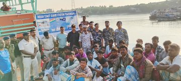 भारतीय तटरक्षक ने अवैध मछली पकड़ने के लिए दो बांग्लादेशी नावों के 35 चालक दल को गिरफ्तार किया