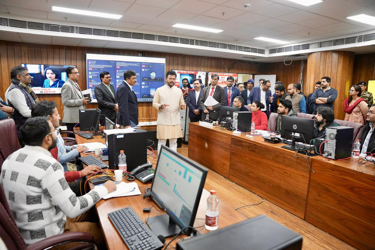 नागर विमानन मंत्री ने देशभर में इंडिगो के संचालन के निरीक्षण के लिए मंत्रालय के नियंत्रण कक्ष का दौरा किया