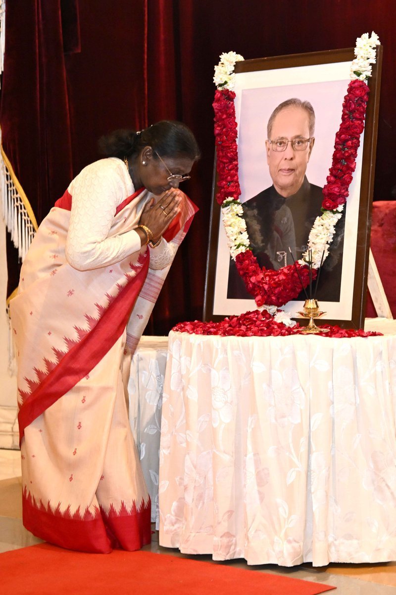 राष्ट्रपति और प्रधानमंत्री ने पूर्व राष्‍ट्रपति प्रणब मुखर्जी को उनकी जयंती पर श्रद्धांजलि दी