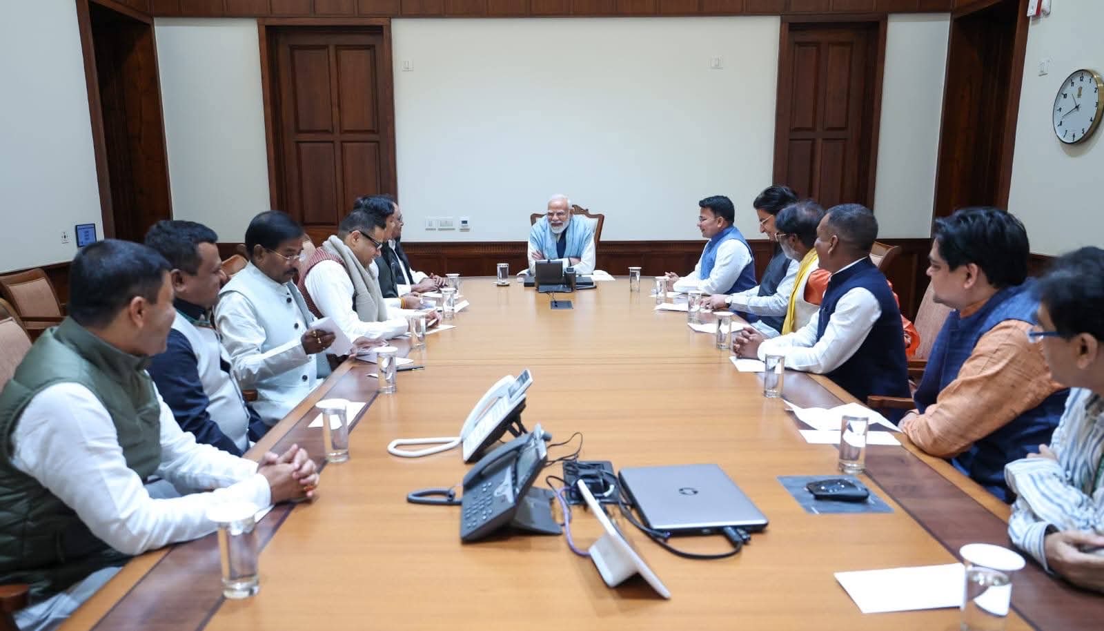 नई दिल्ली: पश्चिम बंगाल भाजपा सांसदों ने प्रधानमंत्री मोदी से की मुलाकात