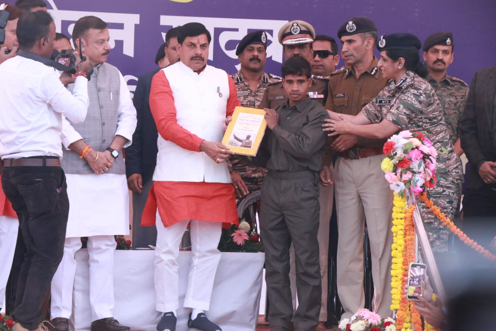 10 Naxalites Surrender in Madhya Pradesh, Including ₹77-Lakh Bounty Commander