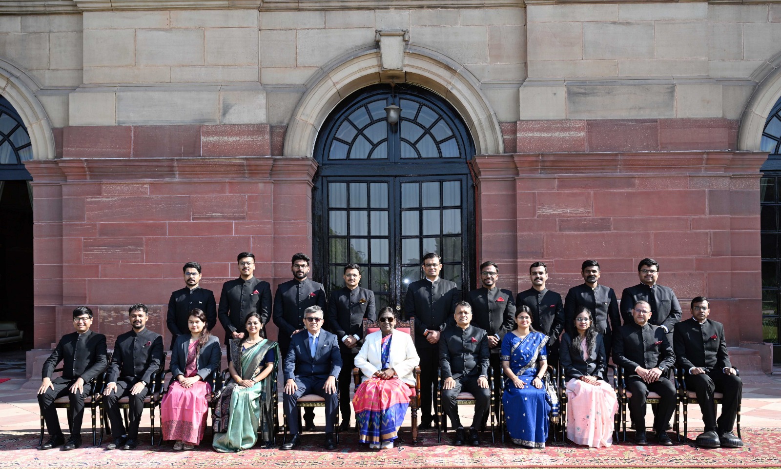 राष्ट्रपति द्रौपदी मुर्मू ने भारतीय रक्षा लेखा सेवा 2024 बैच के प्रशिक्षुओं को किया संबोधित