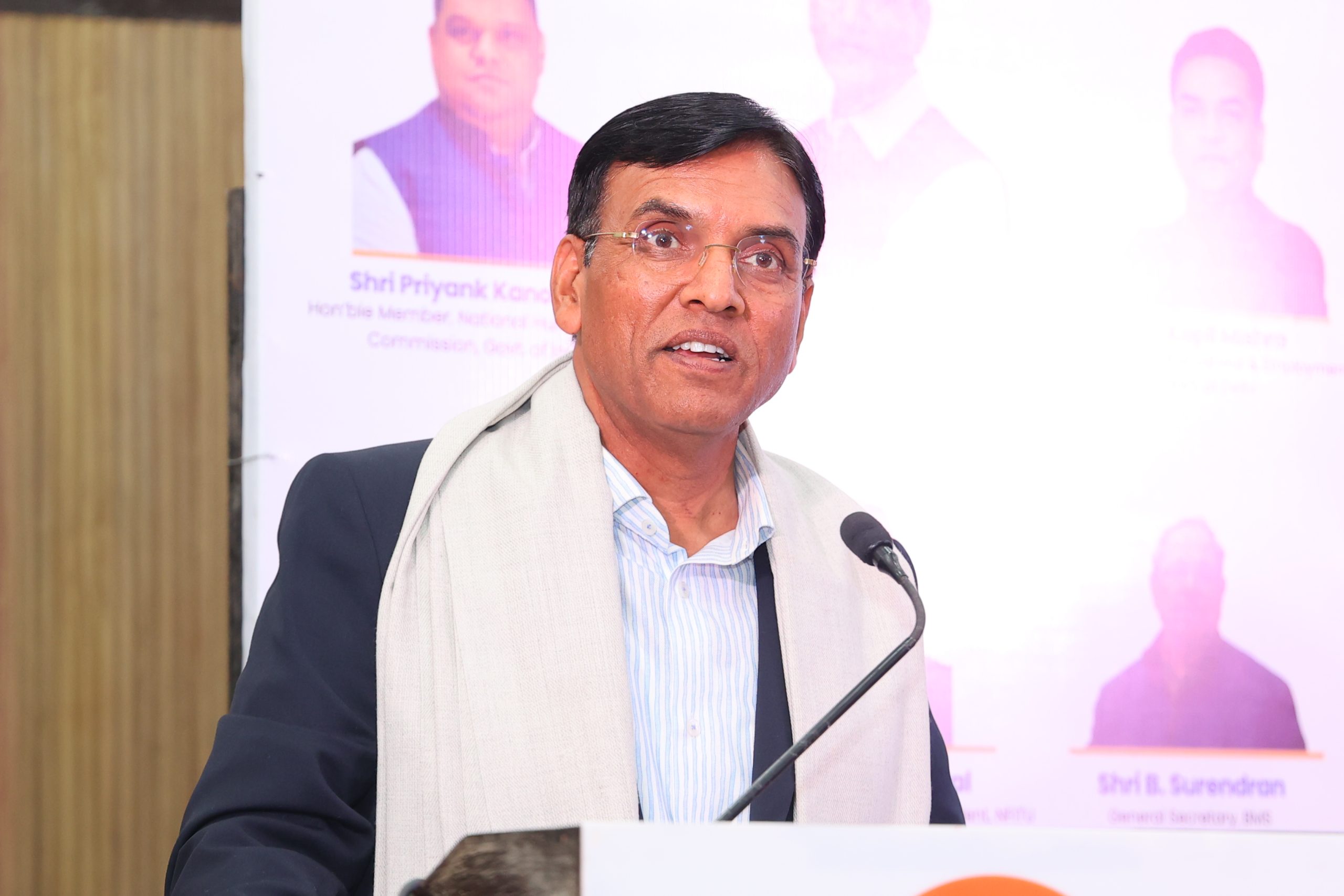 केंद्रीय मंत्री मनसुख मांडविया ने बजाज पुणे ग्रैंड टूर 2026 साइकिलिंग प्रतियोगिता की ट्रॉफी का अनावरण किया