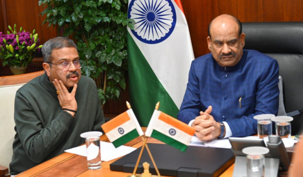 लोकसभा अध्यक्ष ओम बिरला और केंद्रीय शिक्षा मंत्री धर्मेंद्र प्रधान ने उच्च शिक्षा और स्कूली शिक्षा के समग्र विकास पर की बैठक