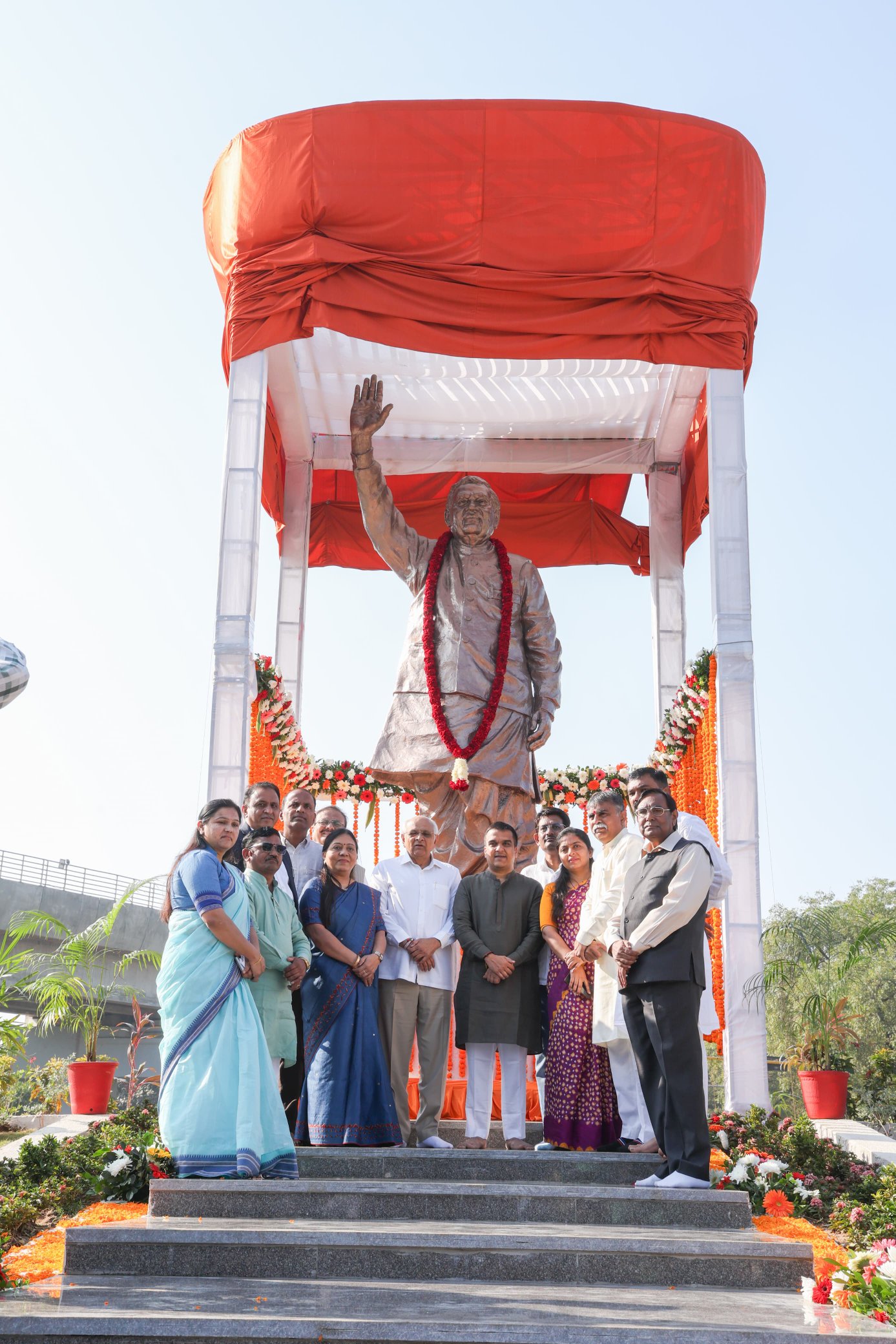 ભૂતપૂર્વ પ્રધાનમંત્રી ભારતરત્ન સ્વર્ગીય અટલબિહારી વાજપેયીની આજે 101મી જન્મજયંતી નિમિત્તે વિવિધ જિલ્લાઓમાં પુષ્પાંજલિ કાર્યક્રમ યોજાયો.