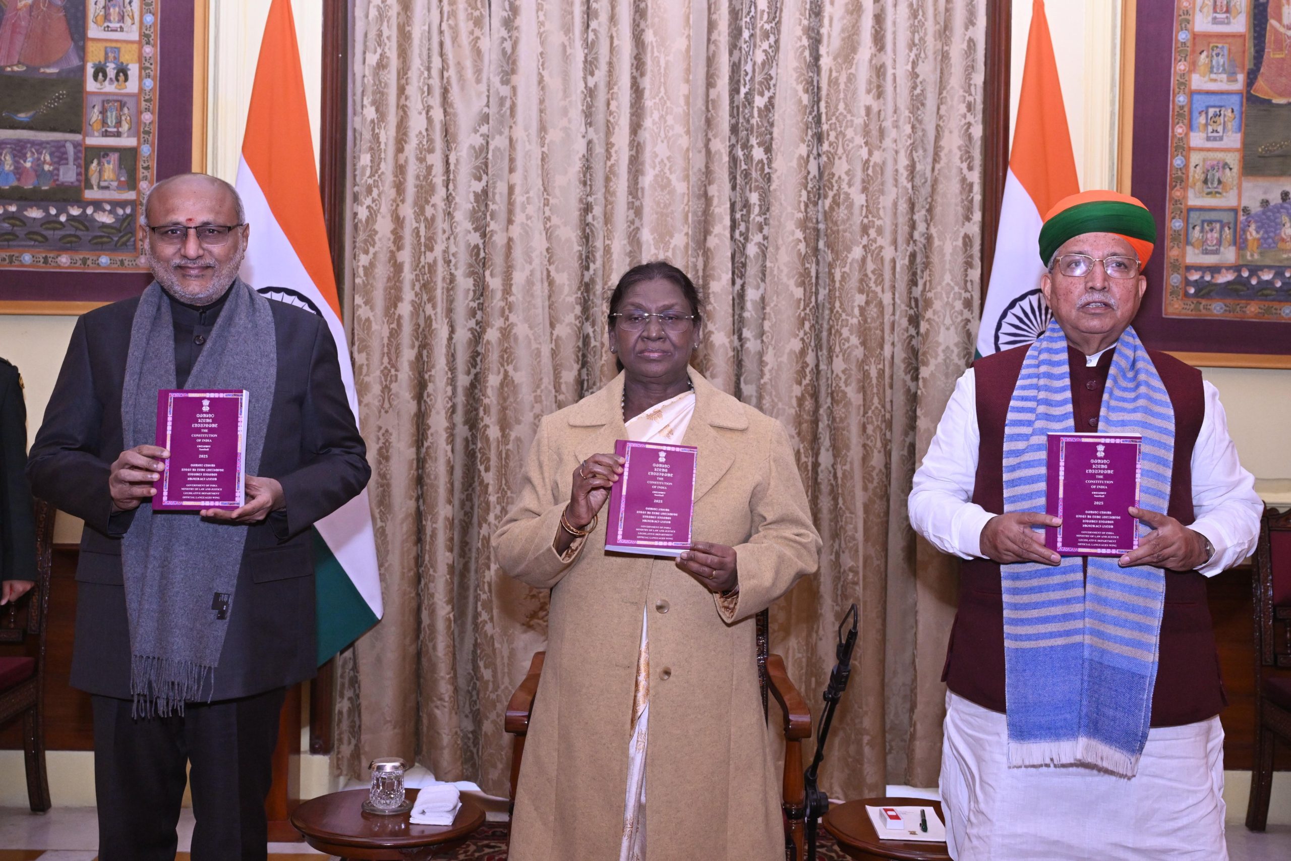राष्ट्रपति मुर्मु ने एक समारोह में संविधान के संथाली संस्‍करण का विमोचन किया