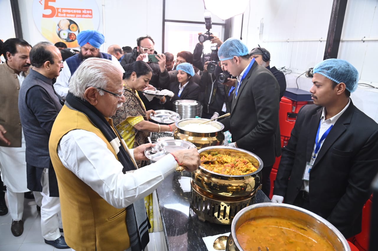 দেশের প্রাক্তন প্রধানমন্ত্রী অটল বিহারী বাজপেয়ীর ১০১তম জন্মবার্ষিকী উপলক্ষে দিল্লির মুখ্যমন্ত্রী রেখা গুপ্তা এবং কেন্দ্রীয় মন্ত্রী মনোহর লাল জাতীয় রাজধানীতে গতকাল ‘অটল ক্যান্টিন’-এর উদ্বোধন করেন