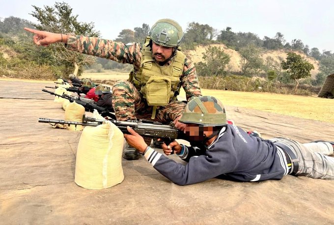 जम्‍मू-कश्‍मीर में सेना की सेबर ब्रिगेड ने ग्रामीण रक्षा गार्डों के लिए एक गहन प्रशिक्षण कार्यक्रम आयोजित किया