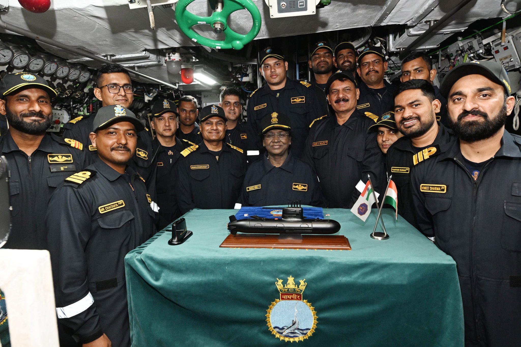 রাষ্ট্রপতি দ্রৌপদী মুর্মু আজ কর্ণাটকের কারওয়ার নৌঘাটিতে আইএনএস ভাগশীর সাবমেরিনে সফর করেছেন।