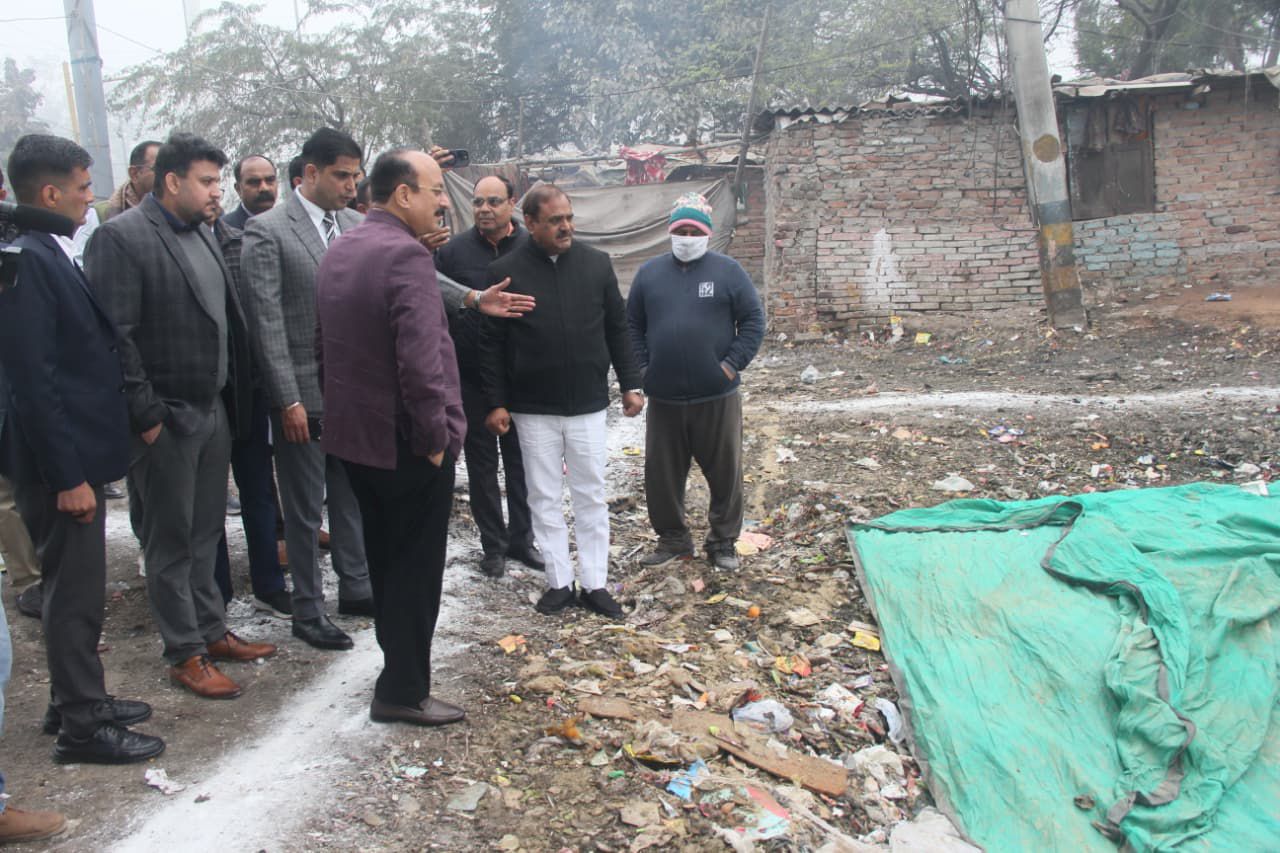 विकासपुरी के वार्ड 107 में स्वच्छता व्यवस्था का आशीष सूद ने किया निरीक्षण