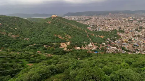अरावली टेकड्यांच्या नव्या व्याख्येला स्थगिती देण्याचा सर्वोच्च न्यायालयाचा निर्णय