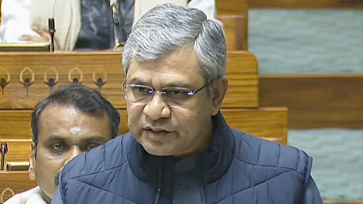 ভুৱা বাতৰিক গণতন্ত্ৰৰ প্ৰতি ভাবুকি বুলি অভিহিত তথ্য আৰু সম্প্ৰচাৰ দপ্তৰৰ মন্ত্ৰী অশ্বিনী বৈষ্ণৱৰ