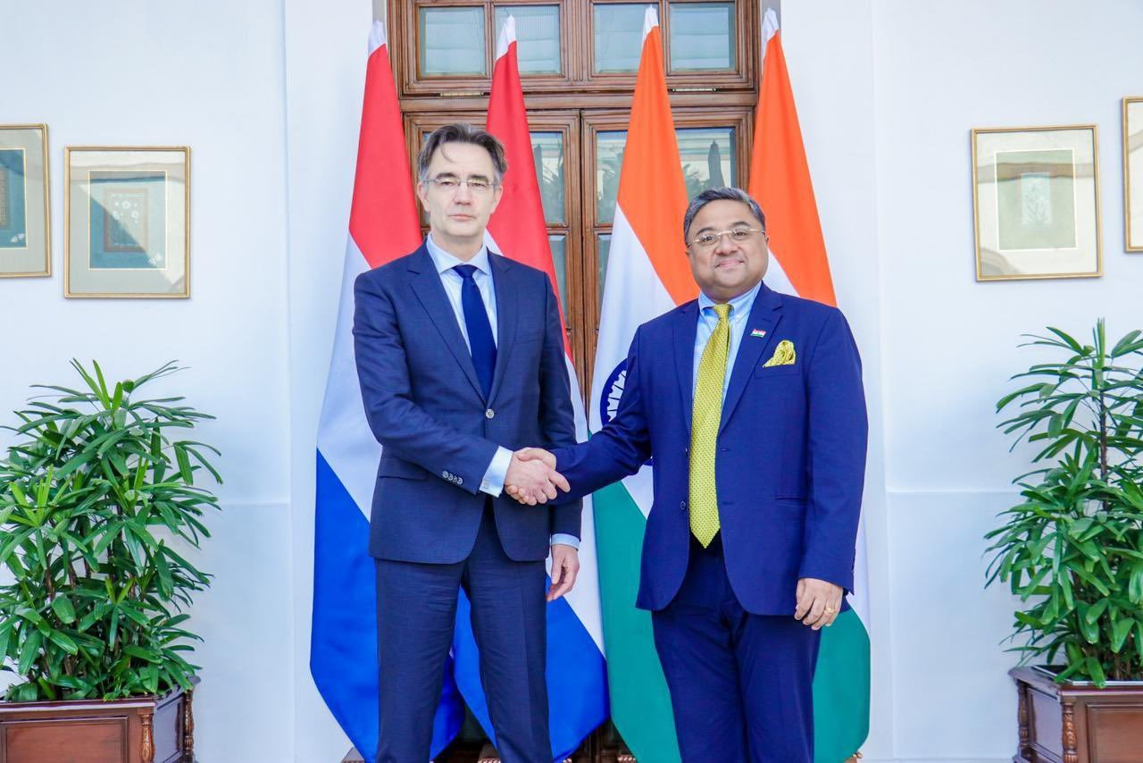ৰাছিয়াৰ প্ৰতিৰক্ষা মন্ত্ৰী আন্দ্ৰেই বেলুছ’ভক ভাৰতৰ প্ৰতিৰক্ষা ৰাজ্য মন্ত্ৰী সঞ্জয় শেঠৰ নতুন দিল্লীত আদৰণি