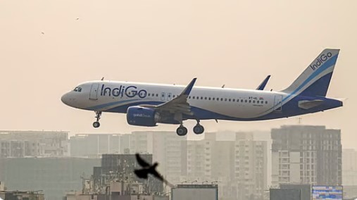 DGCA के नाटिस के जवाब में इंडिगो ने ग्राहकों को हुई असुविधा और कठिनाई के लिए खेद व्यक्त किया