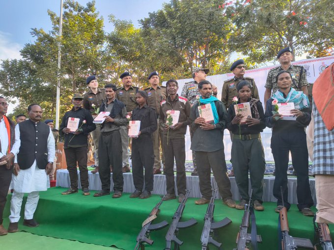 छत्तीसगढ़ में 12 नक्‍सलियों ने किया आत्मसमर्पण