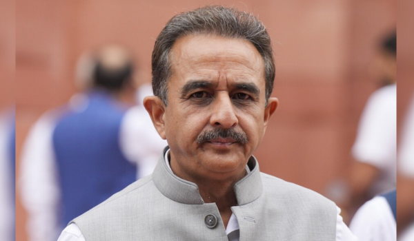 خارجہ اُمور کے مرکزی وزیر مملکت کیرتی وردھن سنگھ دیوالی کو یونیسکو کے اہم ثقافتی وِرثے کی نمائندہ فہرست میں شامل کئے جانے کے موقع پر کینیا میں تاریخی شری رام مندر میں تقریبات میں شامل ہوئے