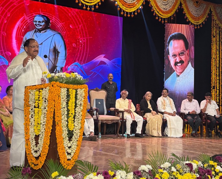 তেলেঙ্গানার হায়দ্রাবাদে রাজ্য পরিচালিত সাংস্কৃতিক কমপ্লেক্স রবীন্দ্র ভারতী প্রাঙ্গণে গতকাল কিংবদন্তি প্লেব্যাক গায়ক এস পি বালাসুব্রাহ্মণম-এর মূর্তি উদ্বোধন করা হয়।