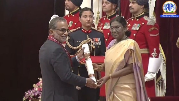 राष्ट्रपति द्रौपदी मुर्मु ने राष्ट्रपति भवन में आयोजित समारोह में राष्ट्रीय विज्ञान पुरस्कार-2025 प्रदान किए