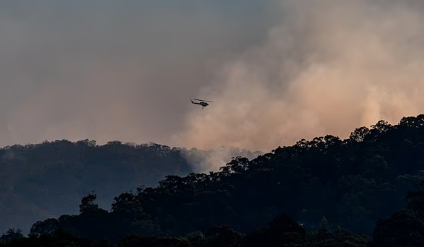 Bushfire destroys homes in Dolphin Sands, Australia