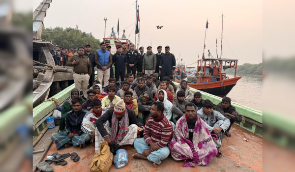 घुसपैठ की कोशिश कर रहे दो ट्रॉलर सहित 35 बांग्‍लादेशी मछुआरे गिरफ्तार