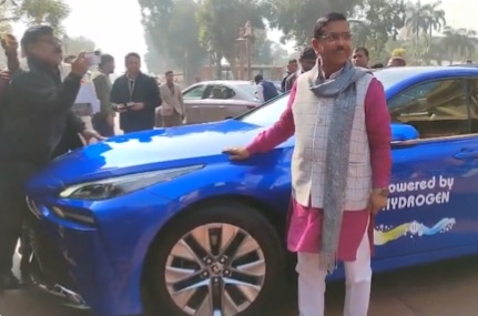 केंद्रीय मंत्री प्रल्हाद जोशी हाइड्रोजन से चलने वाली कार से संसद पहुंचे