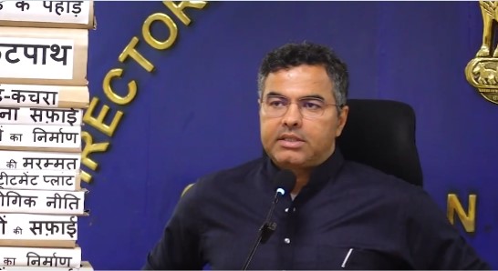 دلّی کے وزیر پرویش صاحب سنگھ نے آج سابقہ عام آدمی پارٹی حکومت اور سابق وزیراعلیٰ اروند کجریوال پر گزشتہ    11 برس میں قومی راجدھانی میں بڑھتی فضائی آلودگی کی سطح کے سلسلے میں کوئی اقدامات نہ کرنے کیلئے اُن پر نکتہ چینی کی ہے