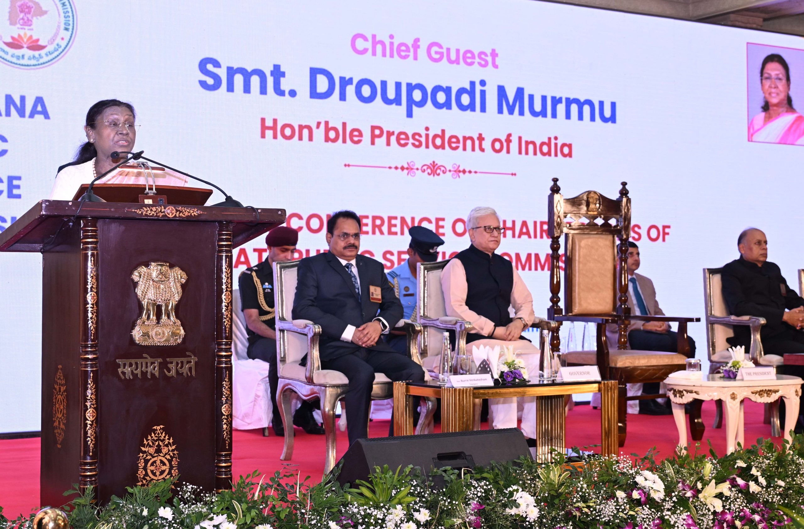 राष्ट्रपति द्रौपदी मुर्मु ने हैदराबाद में राज्य लोक सेवा आयोगों के अध्यक्षों के राष्ट्रीय सम्मेलन का उद्घाटन किया