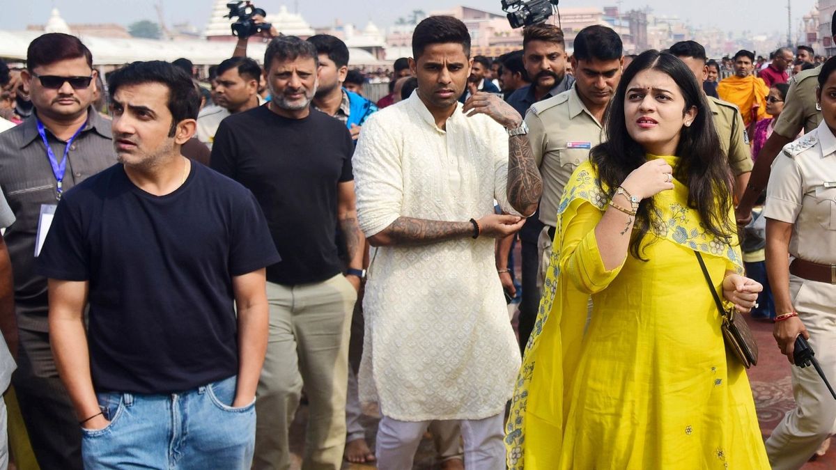 टीम इंडिया के क्रिकेट खिलाडि़यों ने कटक में श्री जगन्नाथ मंदिर में पूजा-अर्चना की