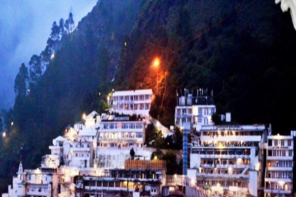 माता वैष्णो देवी की पवित्र गुफा में 70 लाख से अधिक तीर्थयात्रियों ने दर्शन किए