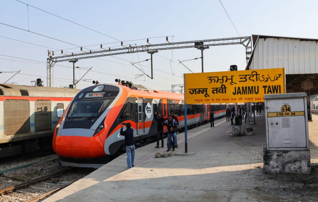 जम्मू रेल डिवीजन घने कोहरे के कारण कुछ रेलगाड़ियों में लगाएगा अतिरिक्त रेक