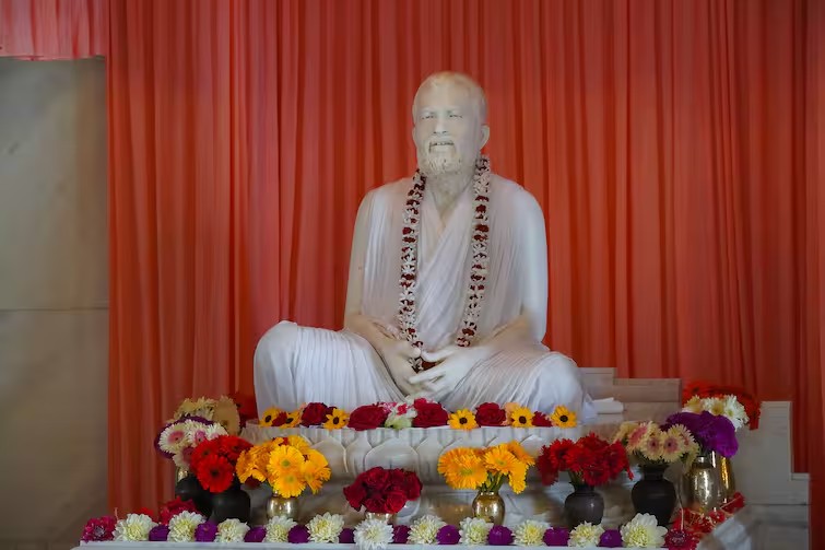 ইংরেজী নববর্ষের প্রথম দিনে আজ কল্পতরু উৎসব পালিত হচ্ছে। আজকের দিনেই ভক্তদের চৈতন্য দান করেছিলেন ঠাকুর শ্রী রামকৃষ্ণ।